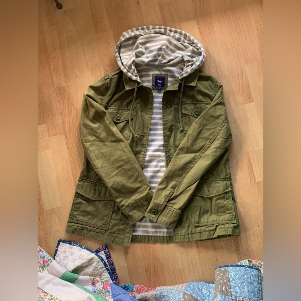 GAP ultimate fall/spring jacket olive green with striped lining